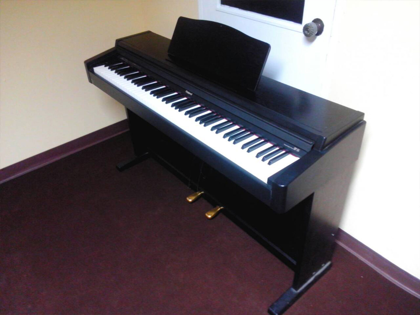 Roland Hp 145 Digital Piano with Stool and Stand Black for Sale in  Kennesaw, GA - OfferUp